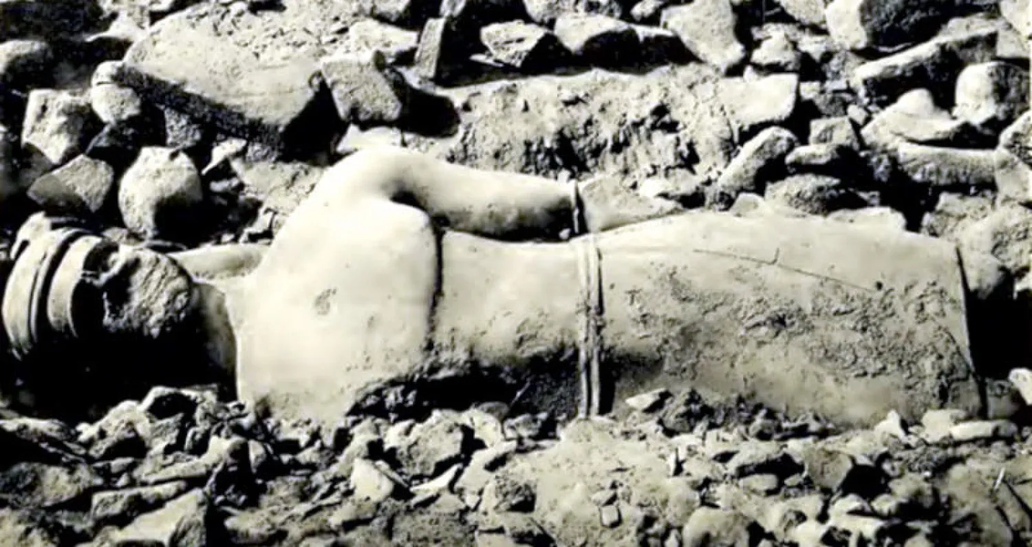 النصب الكبير عند اكتشافه في الخريبة في ربيع 1909