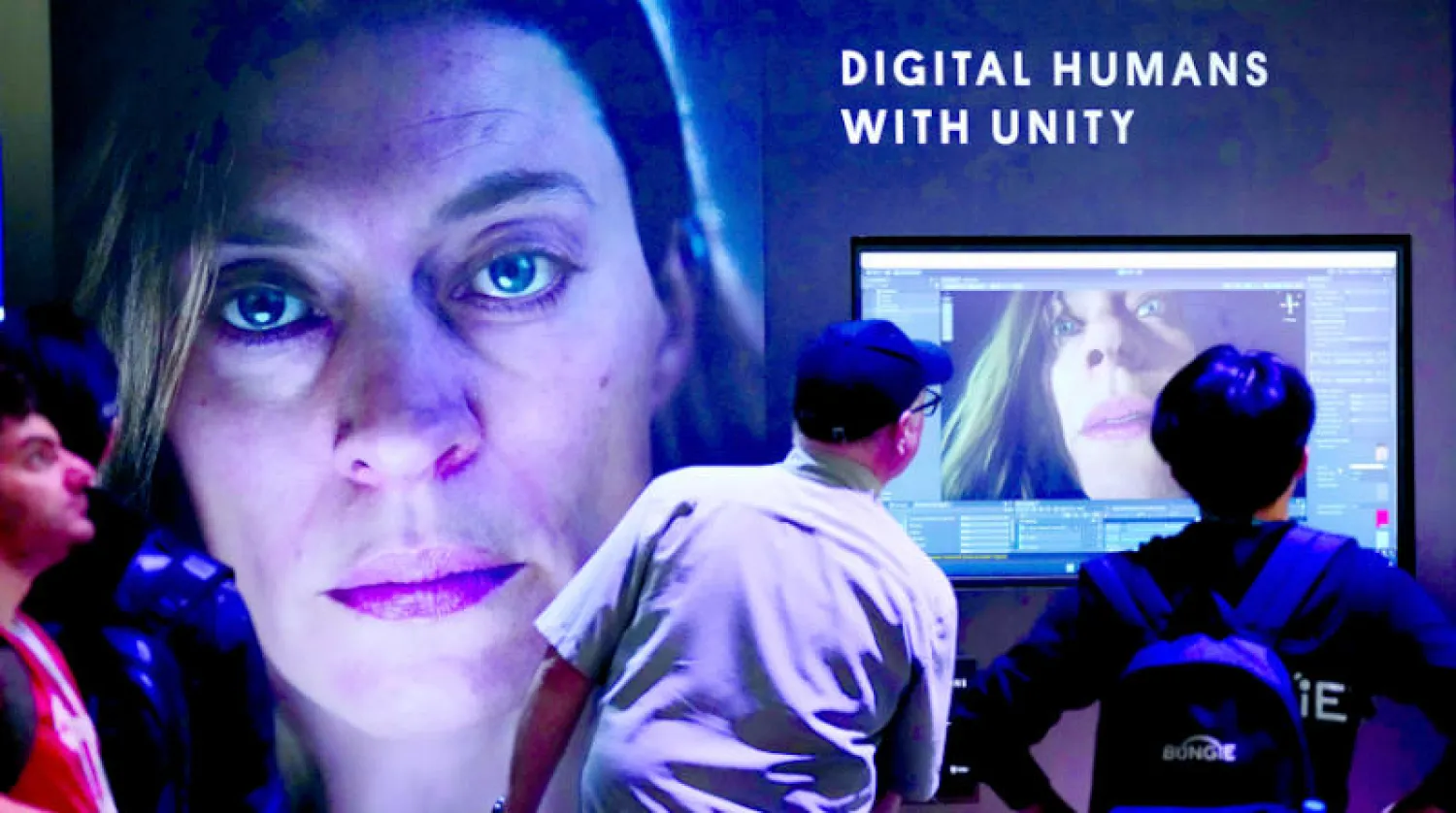 حضور بأحد المعارض في سان فرانسيسكو يشاهدون عرضاً للذكاء الصناعي (أ.ب)