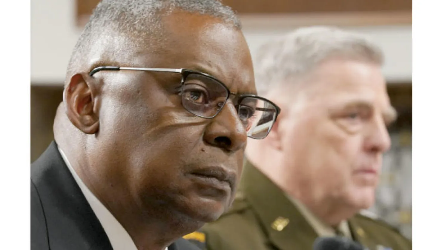 الوزير أوستن والجنرال ميلي خلال مثولهما أمام لجنة القوات المسلحة في مجلس الشيوخ أمس (رويترز)