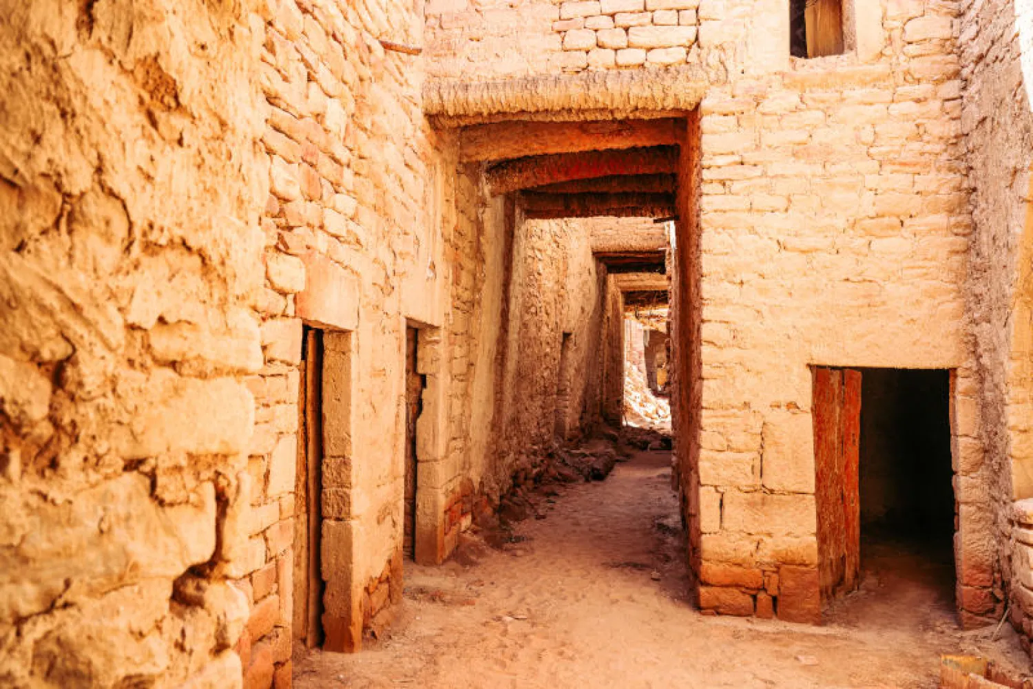 قيمة ثقافية تختزلها جداريات البلدة القديمة بزخارف هندسية (الشرق الأوسط)