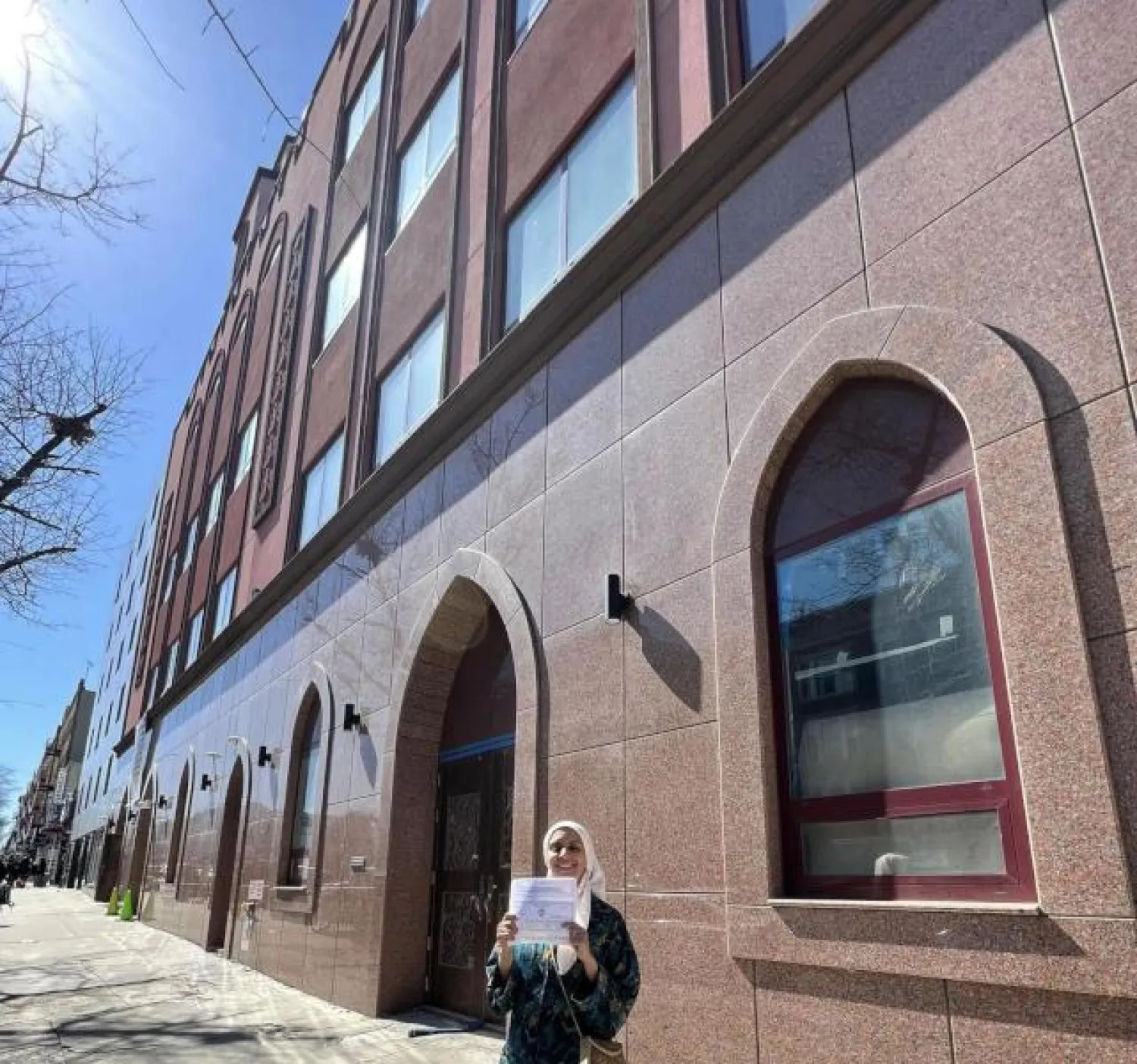 رنا عبد الحميد وفي يديها تصريح رفع الآذان (حسابها على «فيسبوك»)