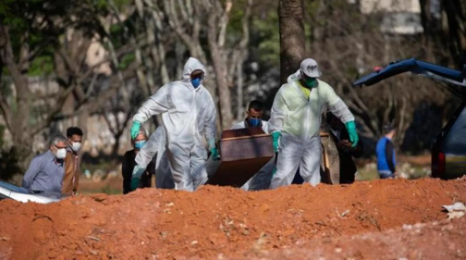 Sao Paulo’da koronavirüs nedeniyle ölen insanlar gömülüyor (DPA)