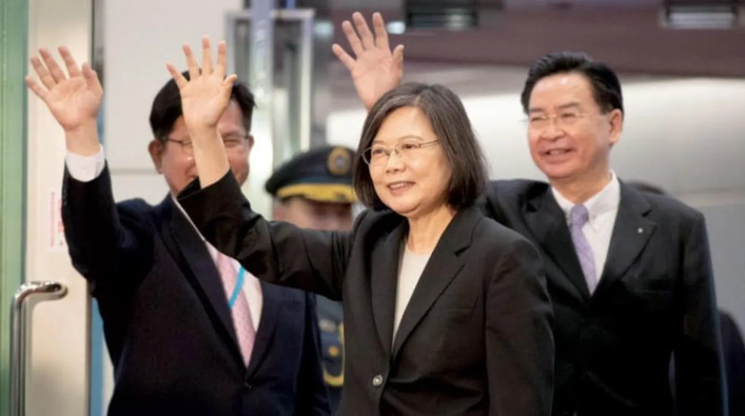 Tayvan Devlet Başkanı dün Orta Amerika'ya uçmadan önce havaalanında (EPA) 