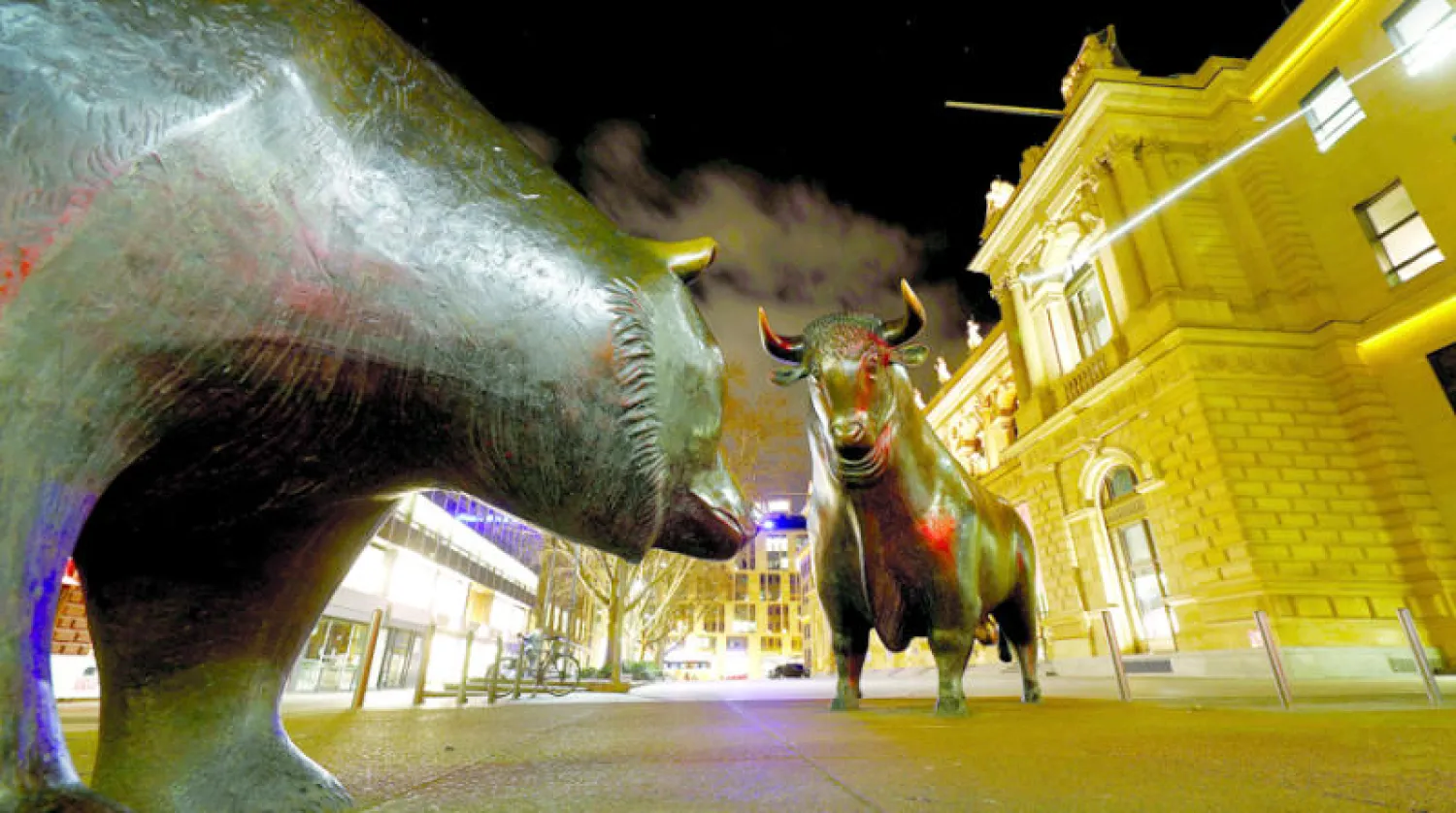 تمثالا الثور والدب الشهيران في نسختيهما القائمتين أمام مقر البوصة الألمانية في مدينة فرانكفورت (رويترز)