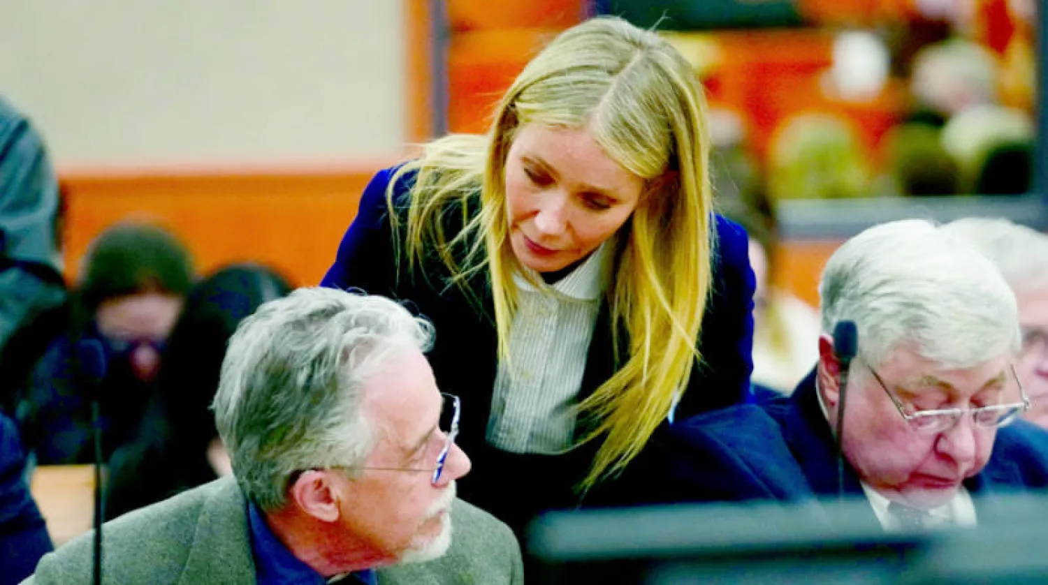 غوينيث بالترو تتحدث مع طبيب العيون المتقاعد تيري ساندرسون عقب خسارته القضية التي رفعها ضدها (أ.ب)