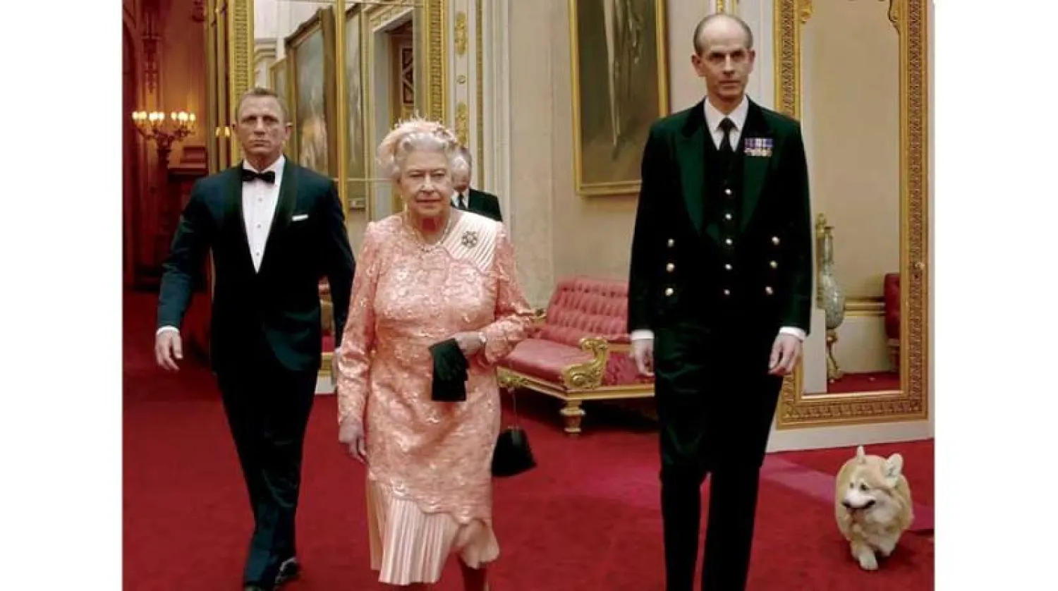 لقطة شهيرة لدانييل كريغ في دور «جيمس بوند» مع الملكة إليزابيث عام 2012 (أ.ب)