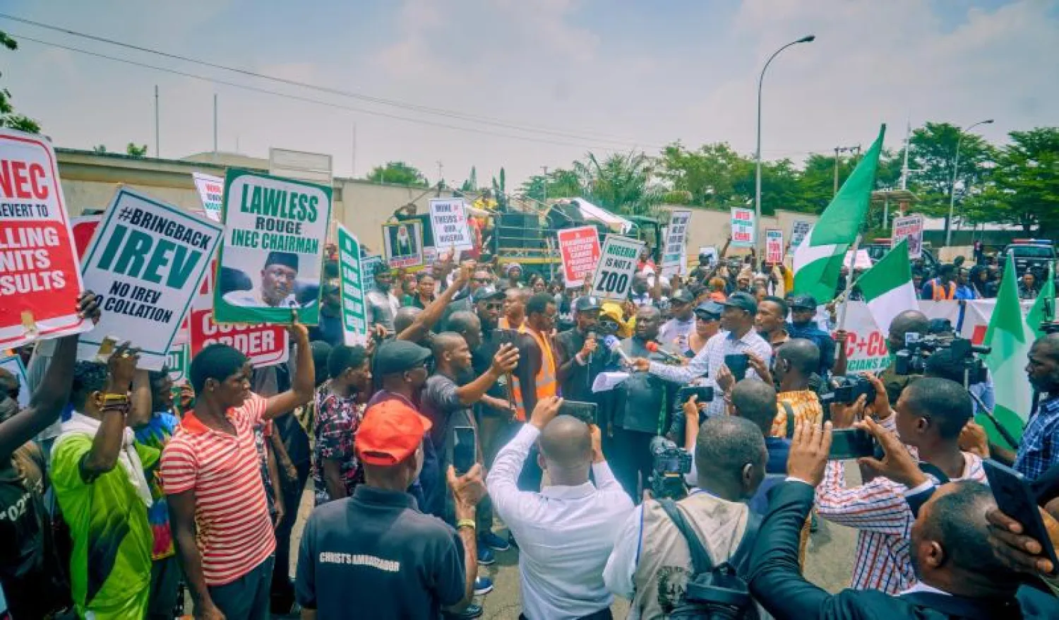 متظاهرون يحتجون على نتائج الانتخابات (حركة «نيجيريا الحرة» عبر «تويتر»)