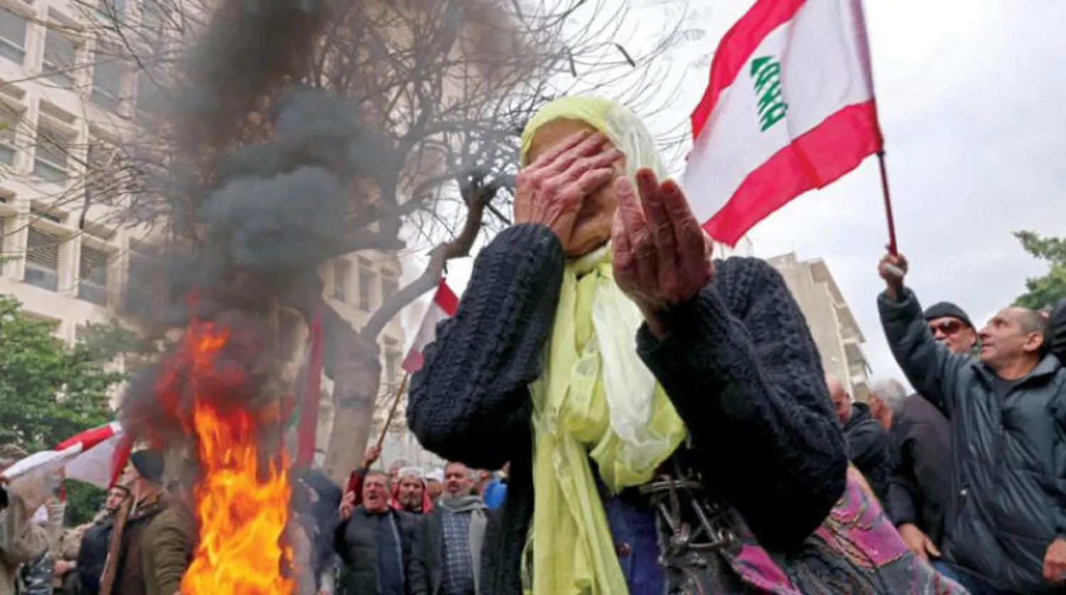 کرنسی گرنے پر گزشتہ روز بیروت میں ریٹائر افراد کی جانب سے منظم کیے گئے مظاہرے کے دوران ایک لبنانی خاتون متاثر دکھائی دے رہی ہے (اے ایف پی)
