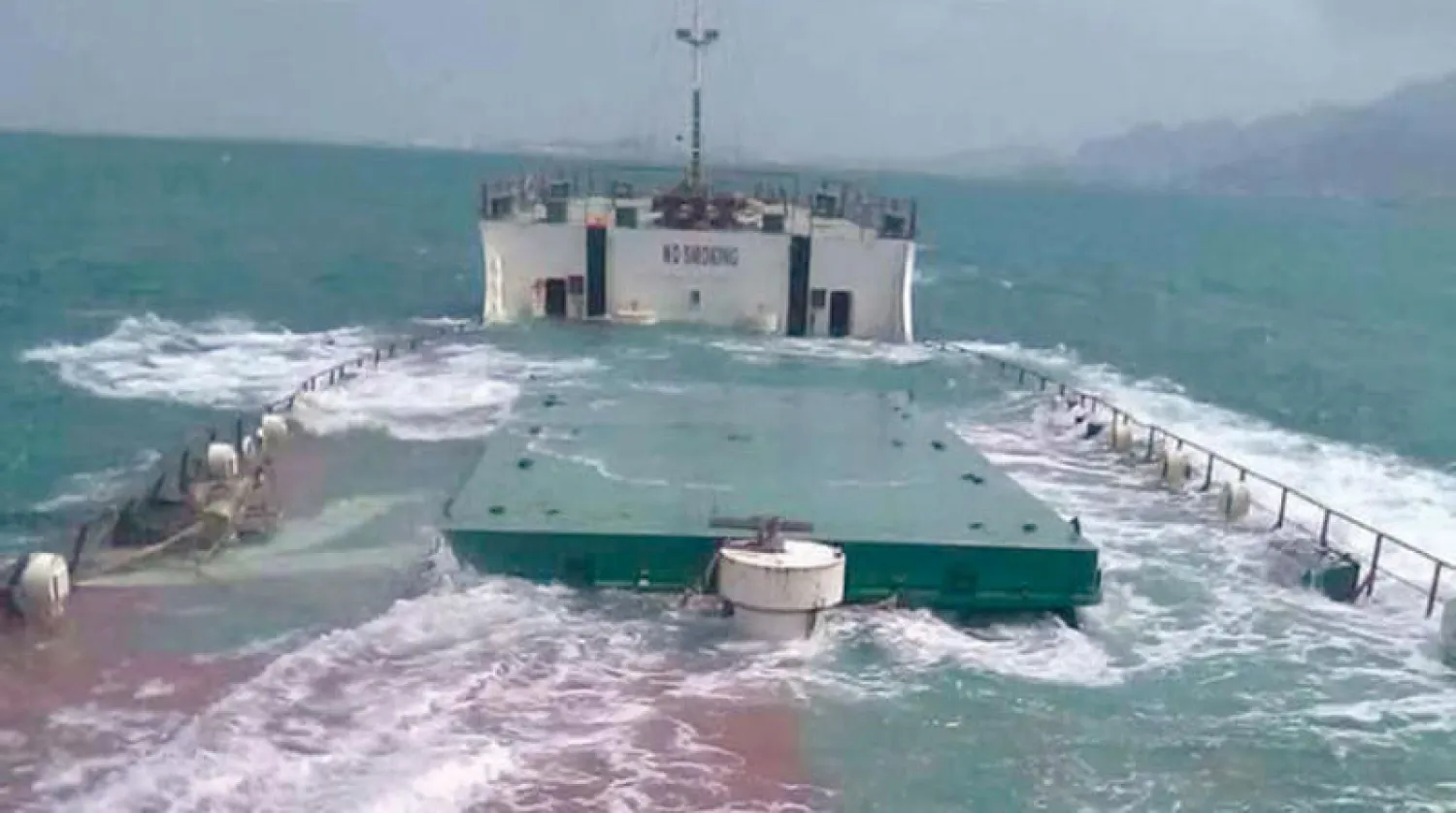 ناقلة متهالكة في مياه البحر قبالة عدن العاصمة اليمنية المؤقتة (تويتر)