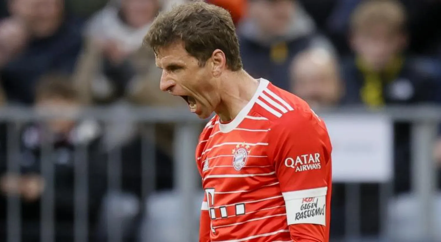 مولر يحتفل بهدفه الثاني في مرمى دورتموند (إ.ب.أ)