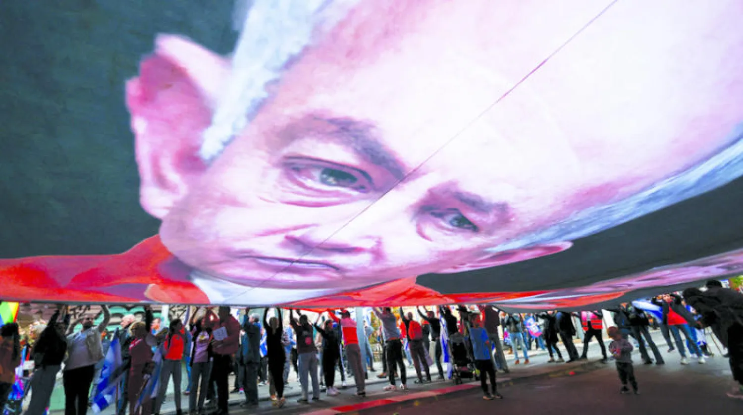 لافتة كبيرة لرئيس الوزراء الإسرائيلي نتنياهو خلال مظاهرة ضد خطة حكومته للإصلاح القضائي في تل أبيب السبت (رويترز