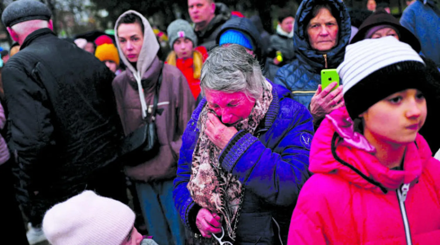 أوكرانيون يحيون الذكرى الأولى لتحرير مدينة بوتشا في 31 مارس (رويترز)