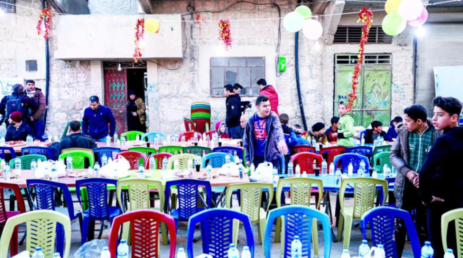 إفطار جماعي لمنظمة «معنا» في أحد الأحياء التي دمرها الزلزال في مدينة الأتارب شمال حلب (د.ب.أ)