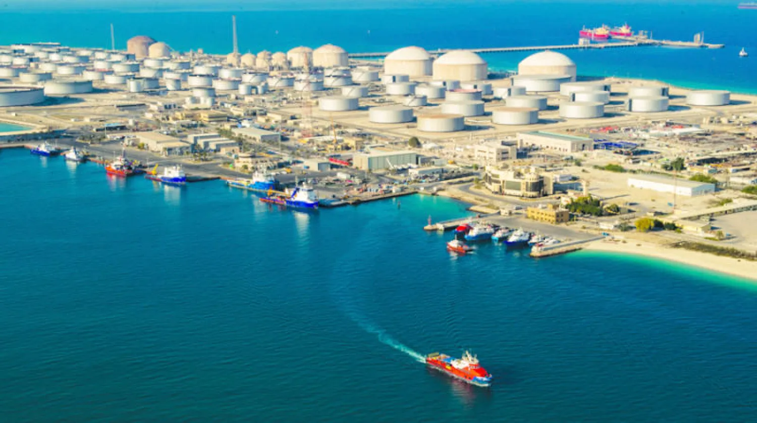 صهاريج نفط وسفن شحن بميناء رأس تنورة في المنطقة الشرقية بالسعودية على الخليج العربي (موقع شركة أرامكو السعودية)