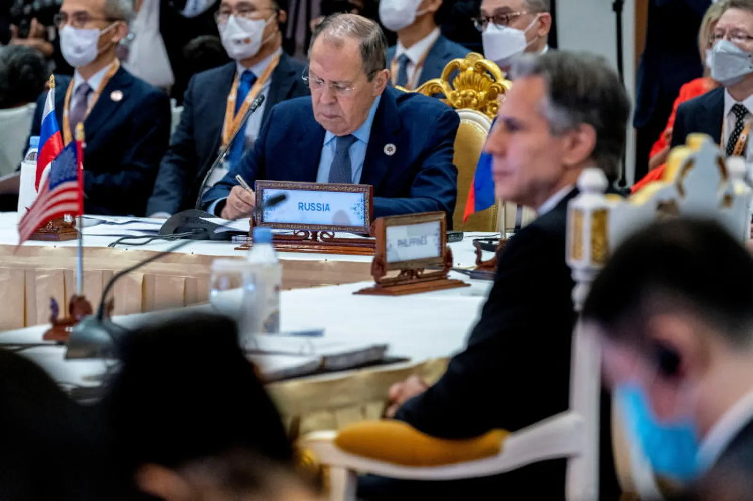 وزير الخارجية الروسي سيرغي لافروف ونظيره الأميركي أنتوني بلينكن خلال اجتماع وزراء خارجية قمة «آسيان» أغسطس 2022 (رويترز)