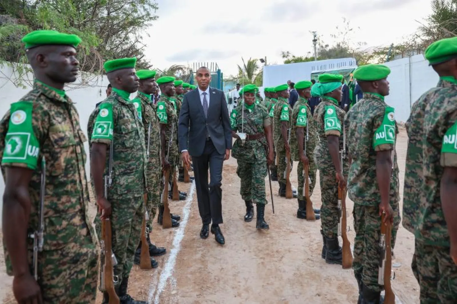 رئيس الحكومة الصومالية يزور مقر القوات الأفريقية (وكالة الصومال الرسمية)