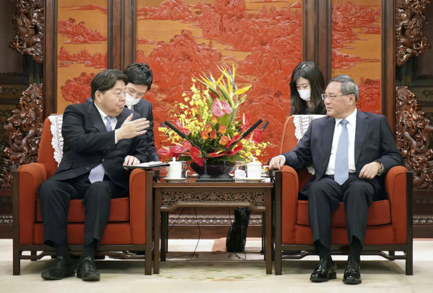 وزير الخارجية الصيني خلال لقائه نظيره الياباني في بكين (رويترز)