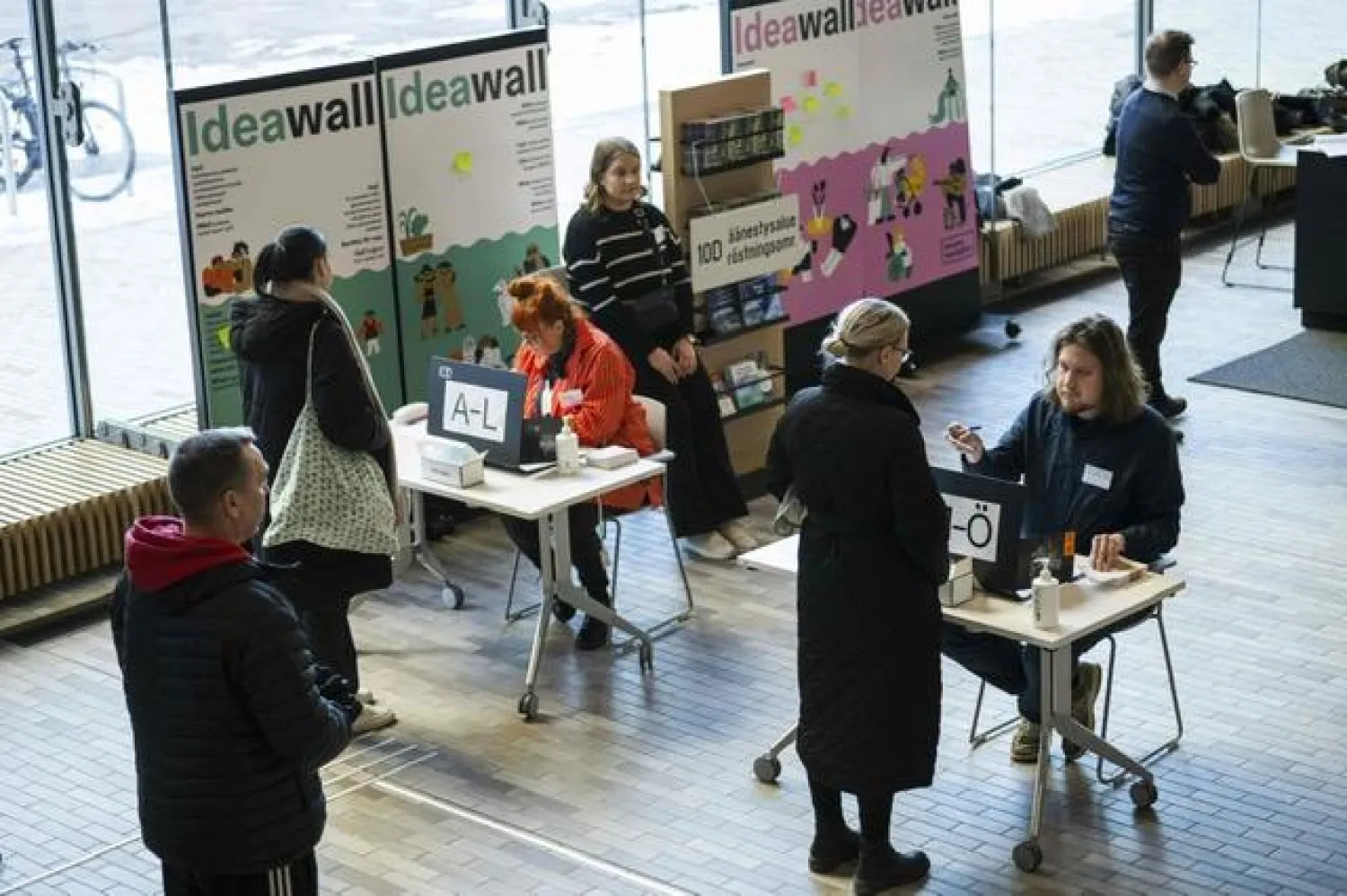 أحد مراكز الاقتراع في هلسنكي (أ.ف.ب)