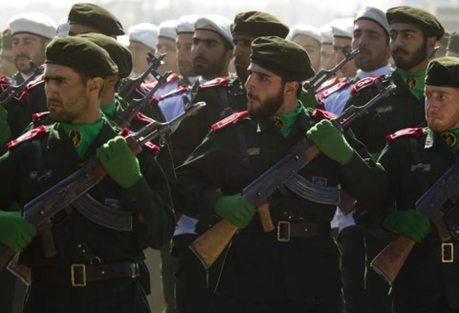Members of Iran's Revolutionary Guards march during a parade to commemorate the anniversary of the Iran-Iraq war (1980-88), in Tehran September 22, 2010. REUTERS/Morteza Nikoubazl/File Photo