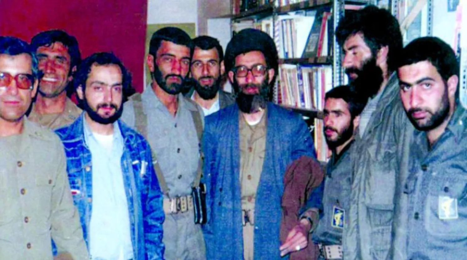 İran rejiminin lideri Rehber Ali Hamaney’in sitesinden alınan sağında Mütevessiliyan’ın durduğu 1980 tarihli bir arşiv fotoğrafı