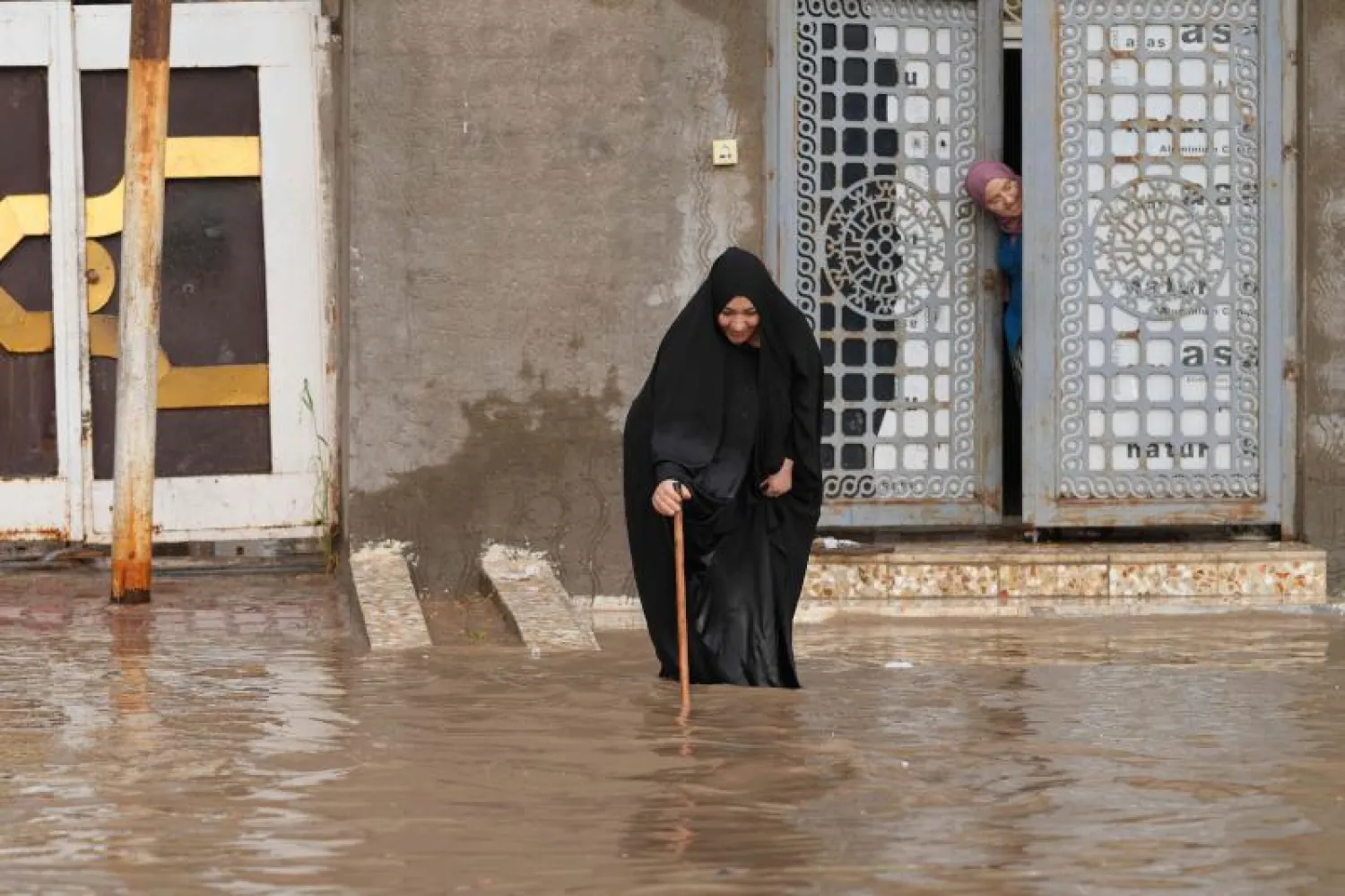 أحد شوارع مدينة النجف التي غمرتها الأمطار في 26 مارس (أ.ف.ب)