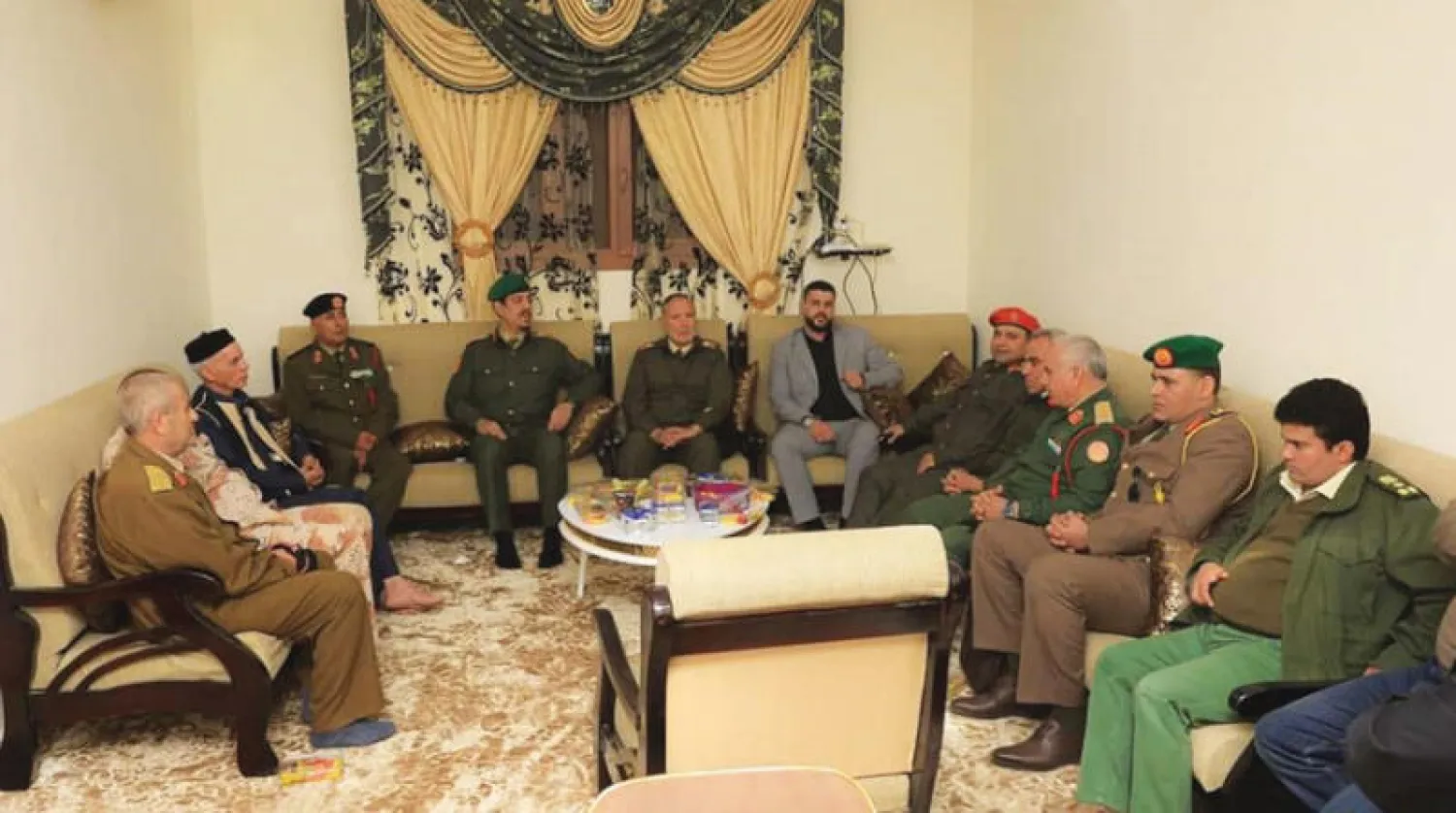 صورة وزعها إعلام «الجيش الوطني» لاجتماع وفده مع الجويلي في الزنتان