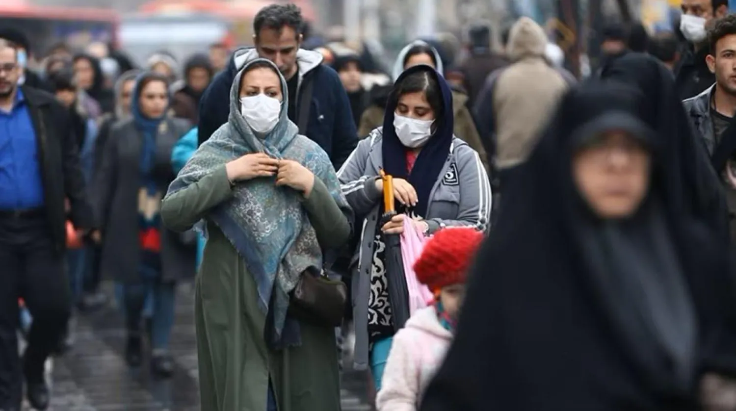 İran'daki şeriat yasaları kadınların saçlarını örtmesini ve uzun kollu, bol kıyafetler giymesini zorunlu kılıyor (Reuters)