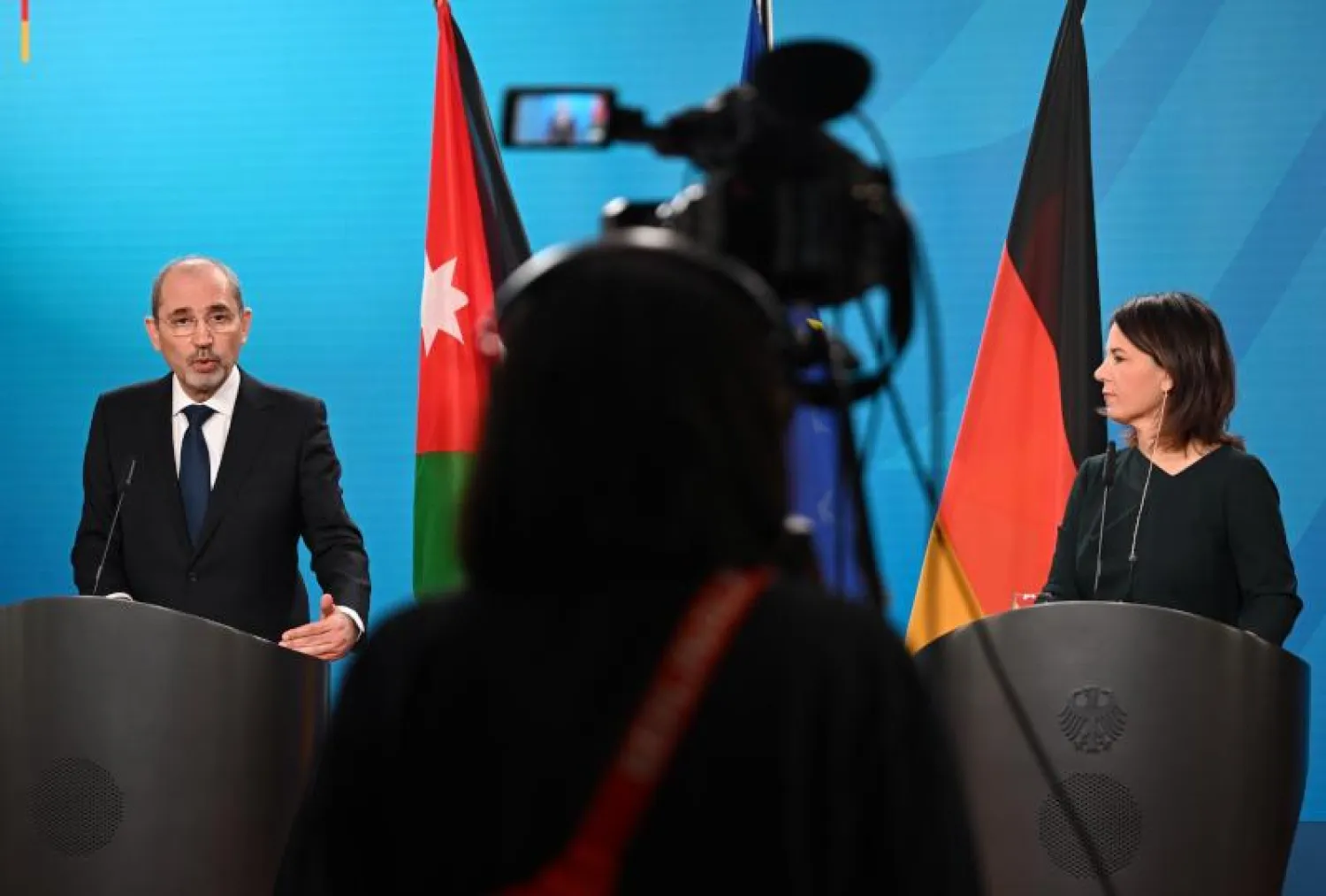 بيربوك خلال مؤتمر صحافي مشترك مع نظيرها الأردني أيمن الصفدي في برلين (د.ب.أ)