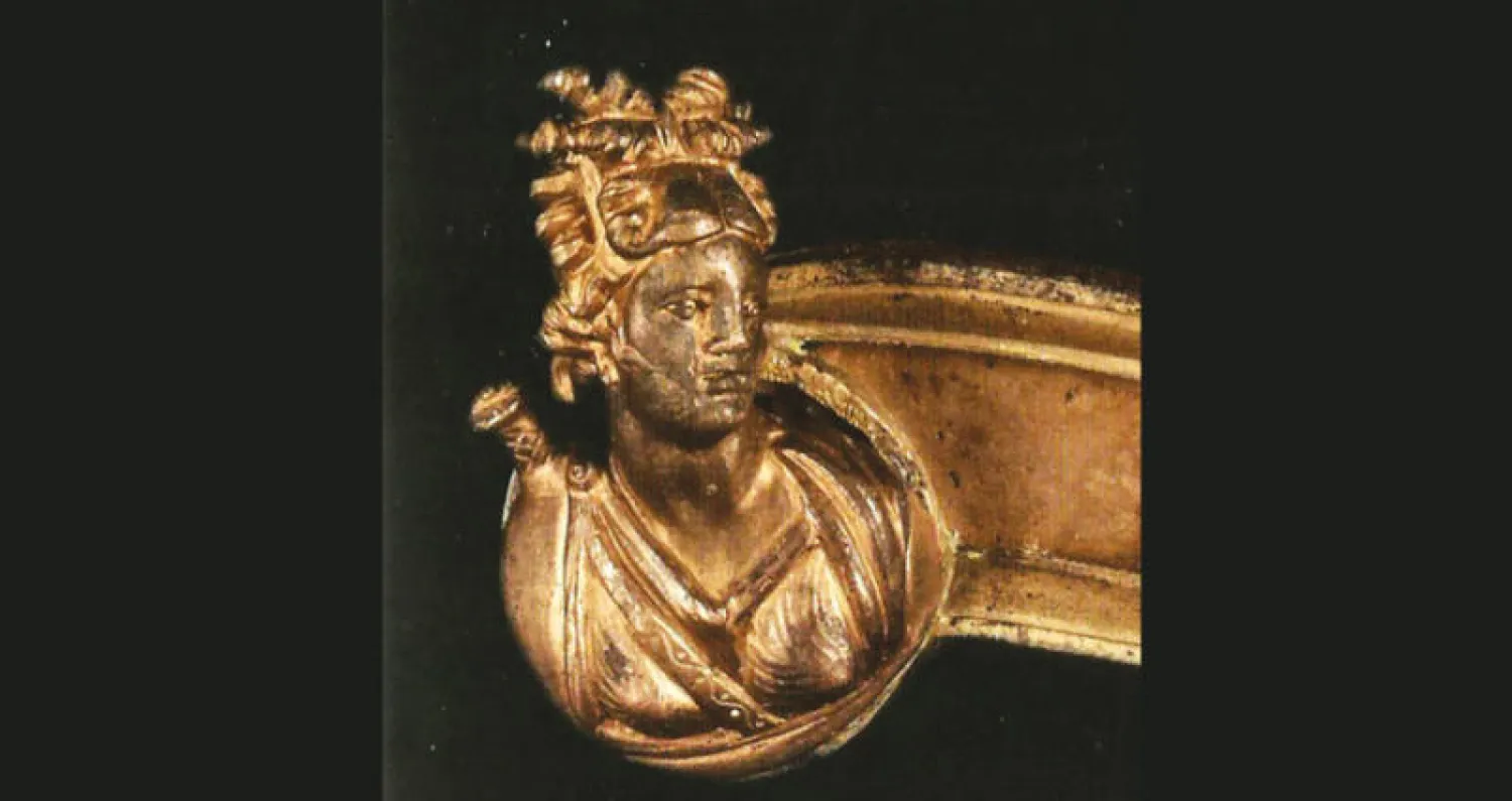 أرتيميس كما تظهر على قطعة من سرير جنائزي من البرونز المذهّب مصدره قرية الفاو