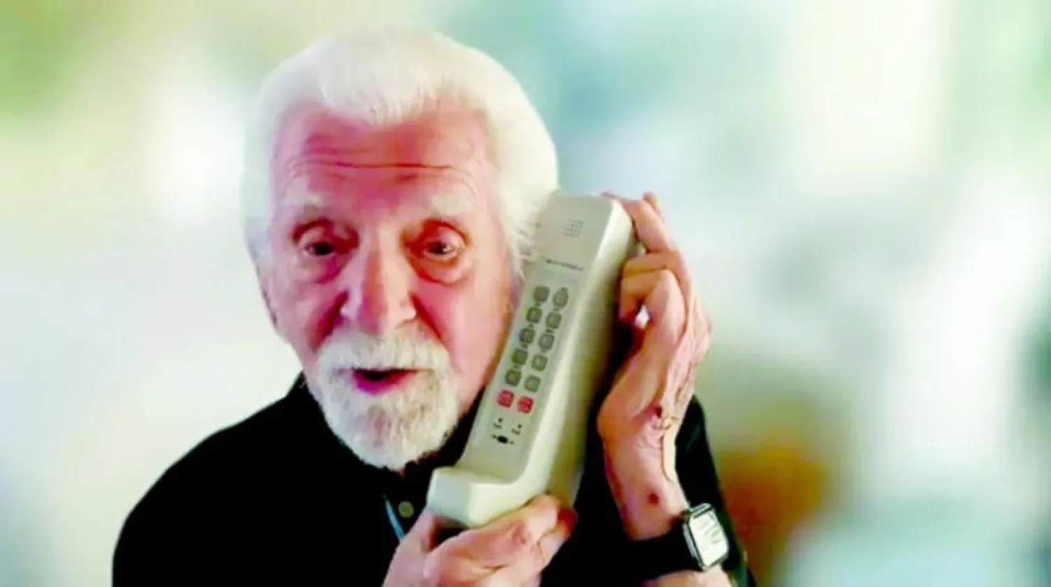 Cep telefonu ile ilk görüşmeyi yapan Martin Cooper. (Motorola Şirketi)