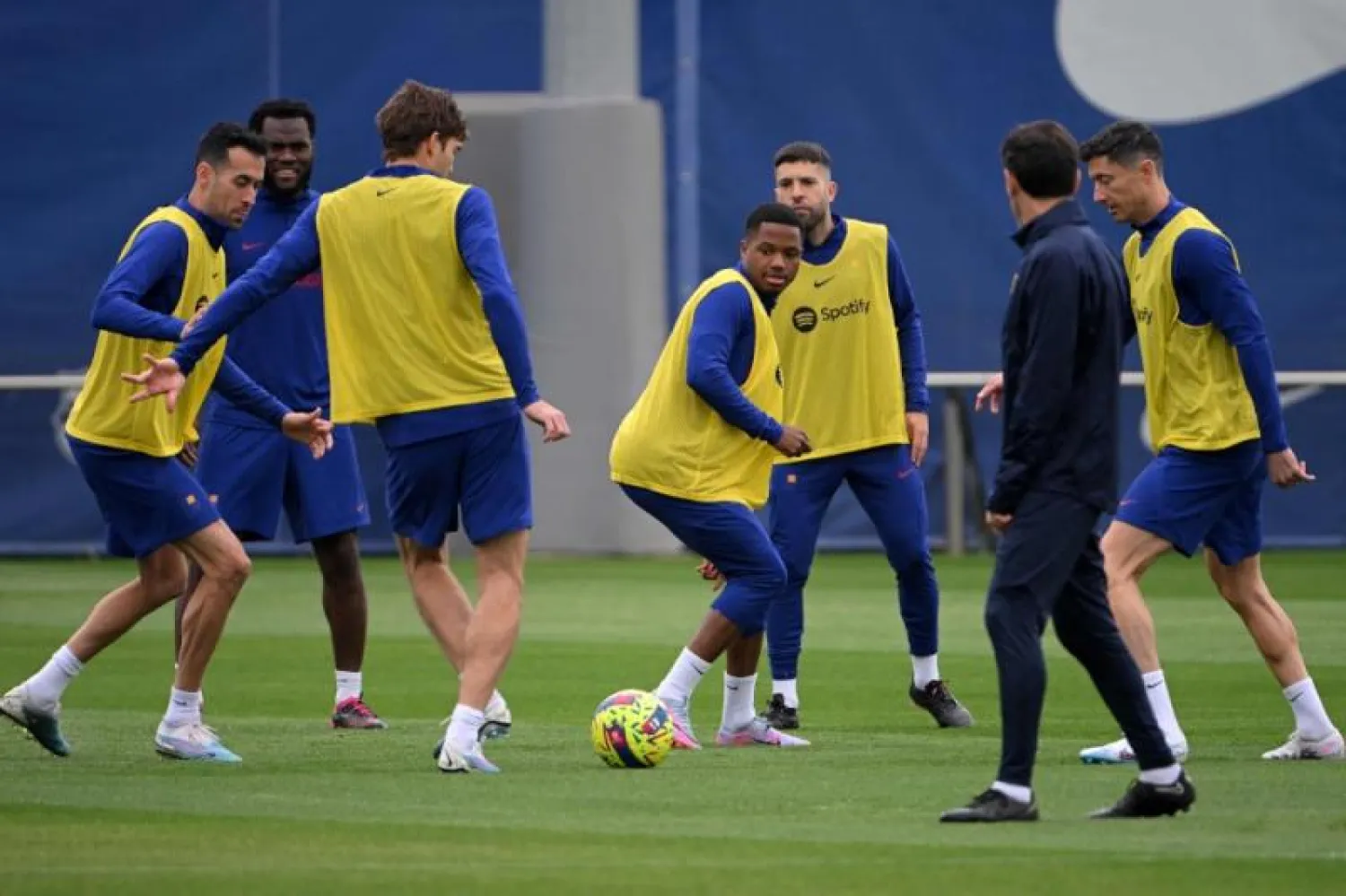 لاعبو برشلونة وحماس في التدريبات قبل موقعة كلاسيكو الكأس (أ.ف.ب)