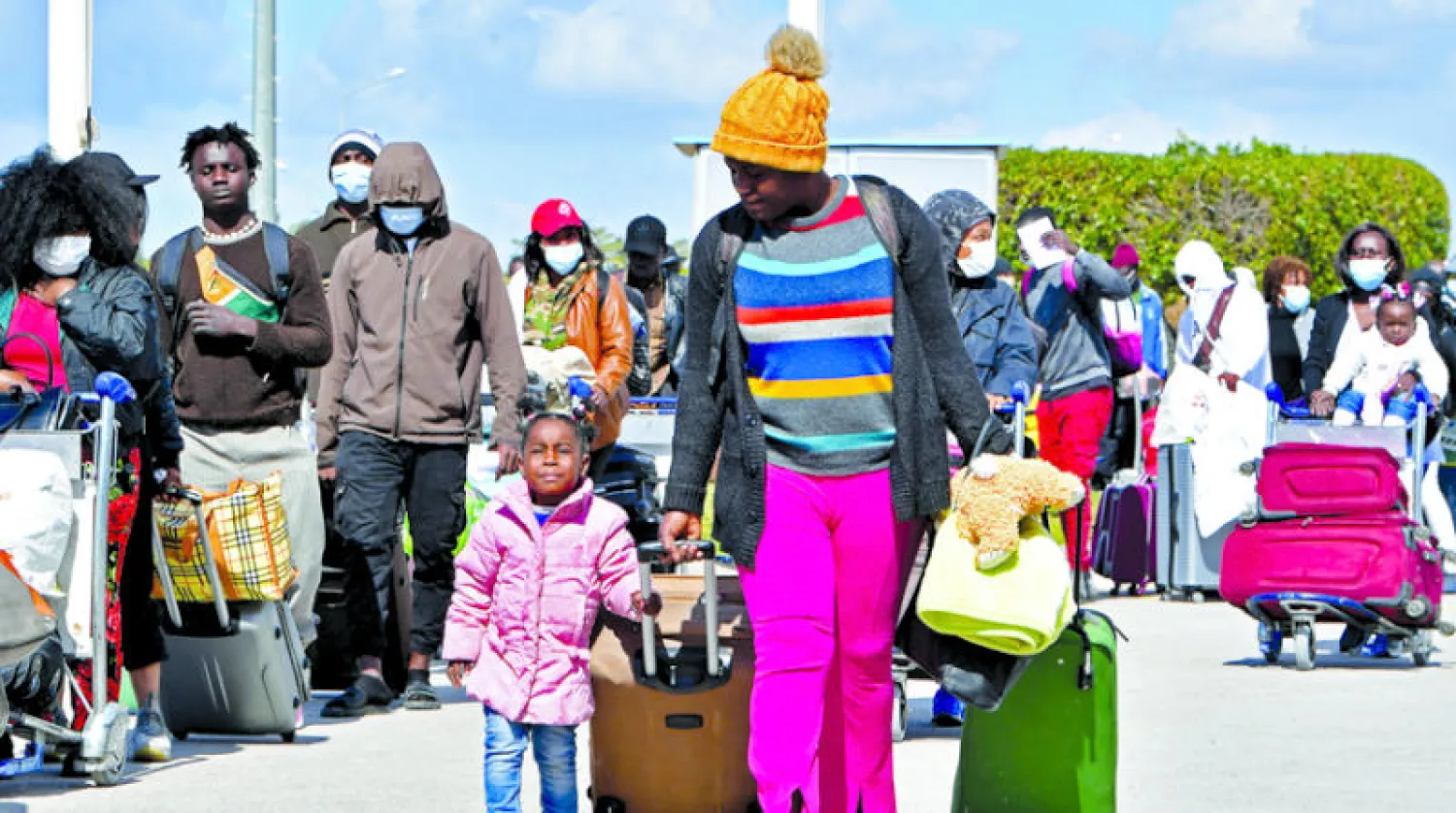 مهاجرون يغادرون تونس بعد تزايد الاعتداءات العنصرية ضدهم (أ.ف.ب)