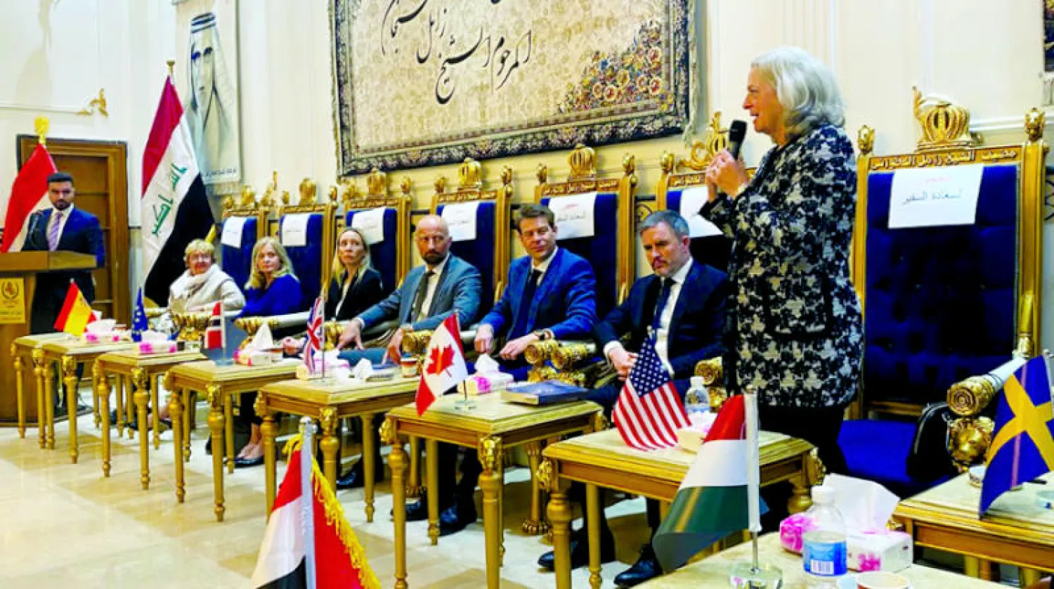 صورة نشرتها السفيرة الأميركية في «تويتر» أثناء مشاركتها شيوخ العشائر إفطار رمضان