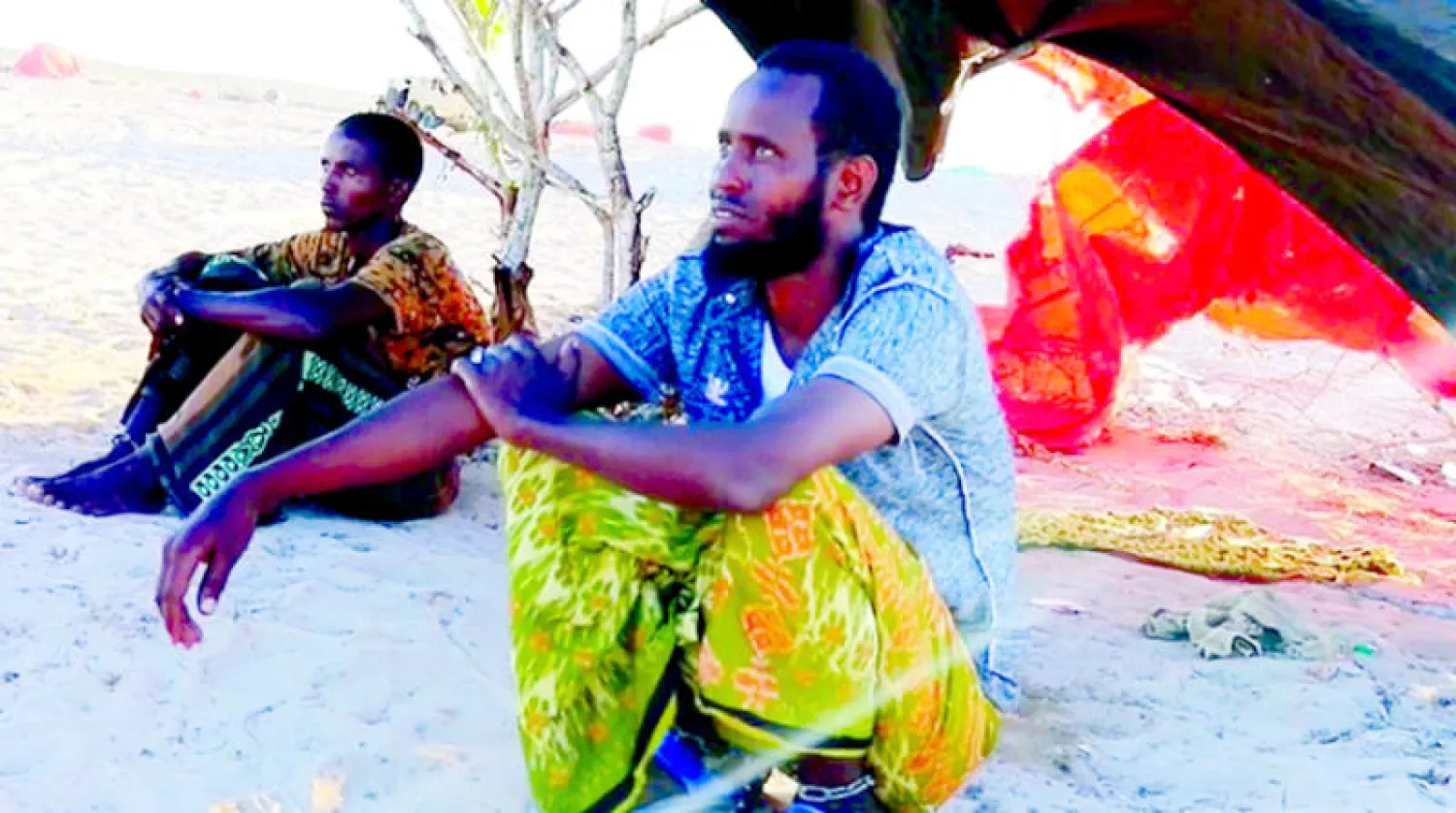 عنصران من حركة الشباب بعد استسلامهما لقوات الجيش الصومالي «الوكالة الرسمية)