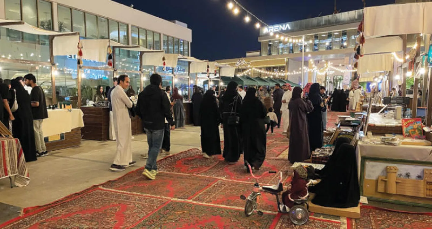 إقبال كبير من الزوار الراغبين في التبضع وتناول الطعام (الشرق الأوسط)