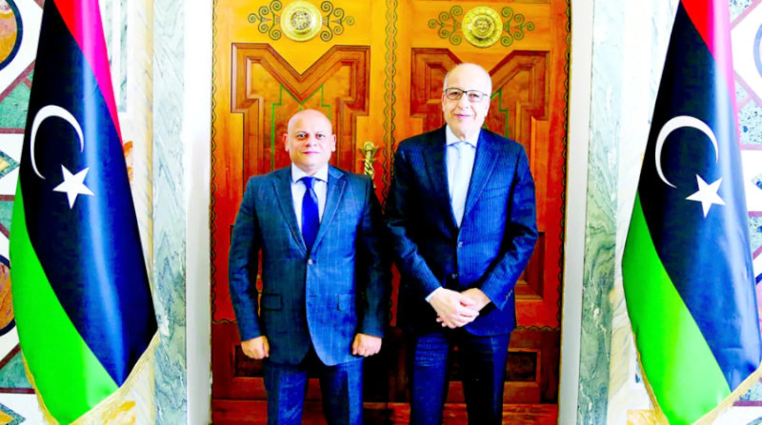 الصديق الكبير (يمين) والقائم بأعمال السفارة المصرية لدى ليبيا (المصرف المركزي)