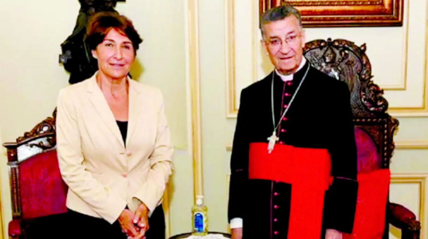 البطريرك الراعي مستقبلاً أمس السفيرة الفرنسية (الوكالة الوطنية)