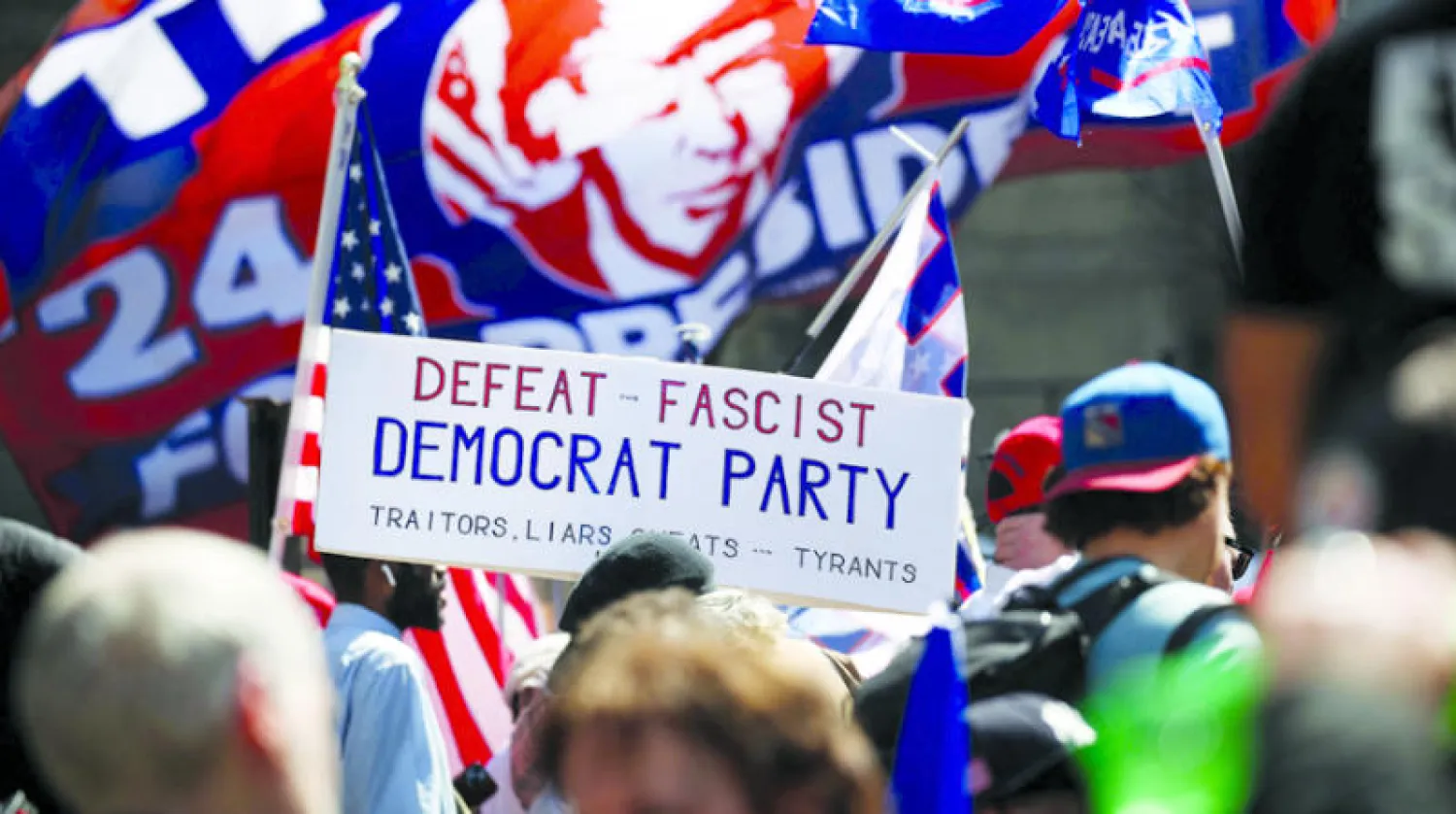 شعارات تدعم ترمب في انتخابات 2024 خلال تجمع لمناصريه في نيويورك أمس (غيتي)