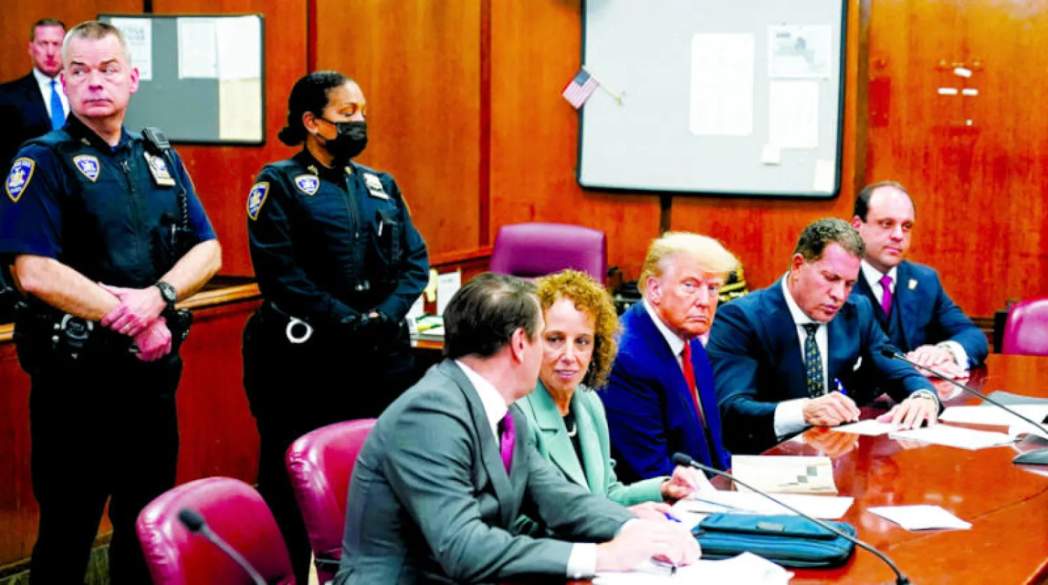 ترمب وسط فريق دفاعه داخل محكمة مانهاتن في نيويورك أمس (أ.ب)