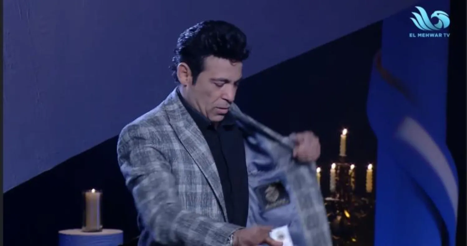 المغني الشعبي سعد الصغير أثناء مغادرة استديو برنامج «العرافة» (فيسبوك)