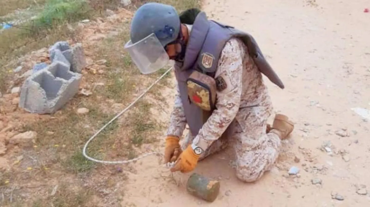 جندي يفكك لغماً بمنطقة العقربية غرب ليبيا (رئاسة أركان قوات حكومة الوحدة الوطنية)