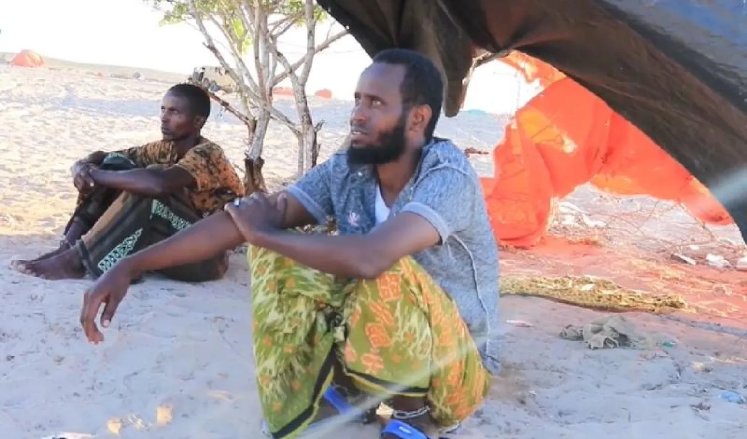 عنصران من حركة «الشباب» بعد استسلامهما لقوات الجيش الصومالي (الوكالة الرسمية)