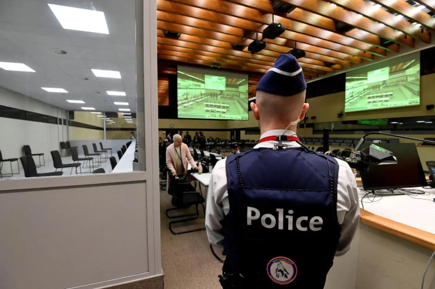 ضابط شرطة يقف في قاعة المحاكمة الخاصة بـ«هجمات بروكسل 2016» بمبنى «جوستيتيا» في بروكسل يوم 3 أبريل 2023 (رويترز)