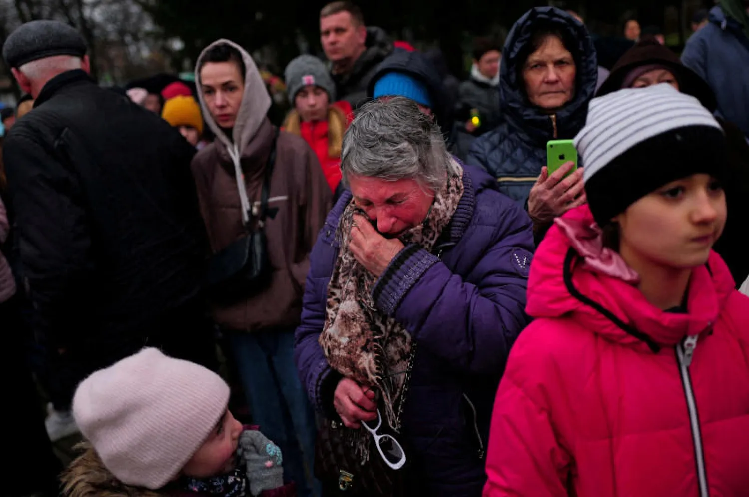 أوكرانيون خلال إحياء الذكرى الأولى لتحرير بوتشا قرب كييف (رويترز)