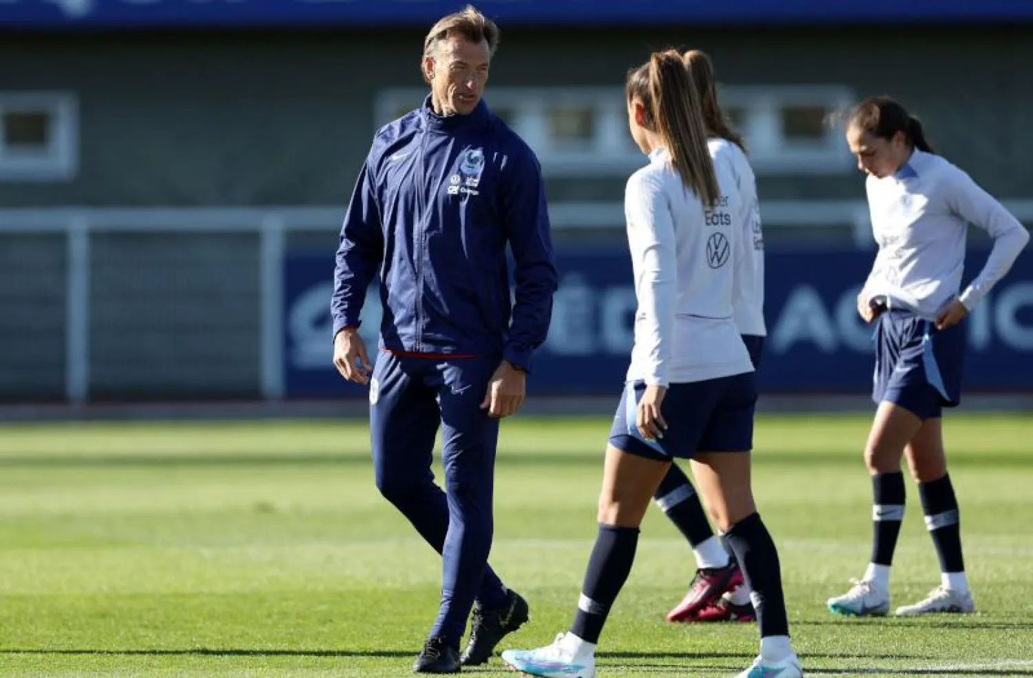 رينارد خلال إشرافه أمس على تدريبات منتخب فرنسا للسيدات (أ.ف.ب)