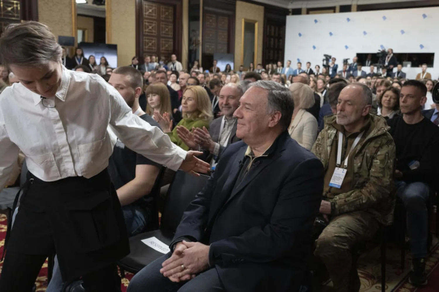 مايك بومبيو لحظة تقديمه لإلقاء كلمة أمام الجمهور في كييف خلال المناقشة العامة «الدعم الأميركي لأوكرانيا: ما يجب فعله ولماذا هو مهم»  (أ.ب)