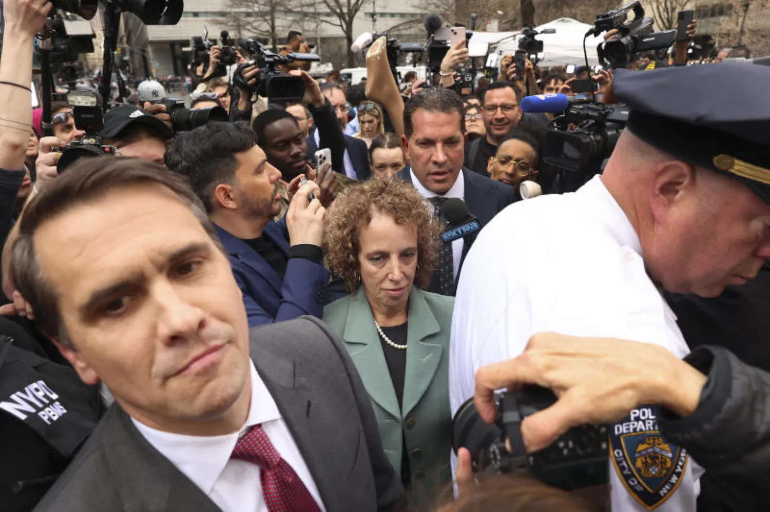 فريق الدفاع عن ترمب ويبدو تاكوبينافي الوسط يغادر مقر المحاكمة في مانهاتن (أ.ب)
