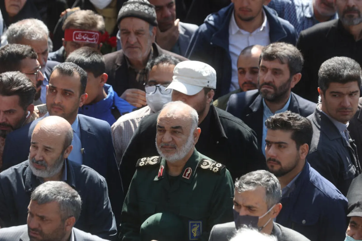 قائد "الحرس الثوري" حسين سلامي خلال مشاركته في التشييع (أ.ب)
