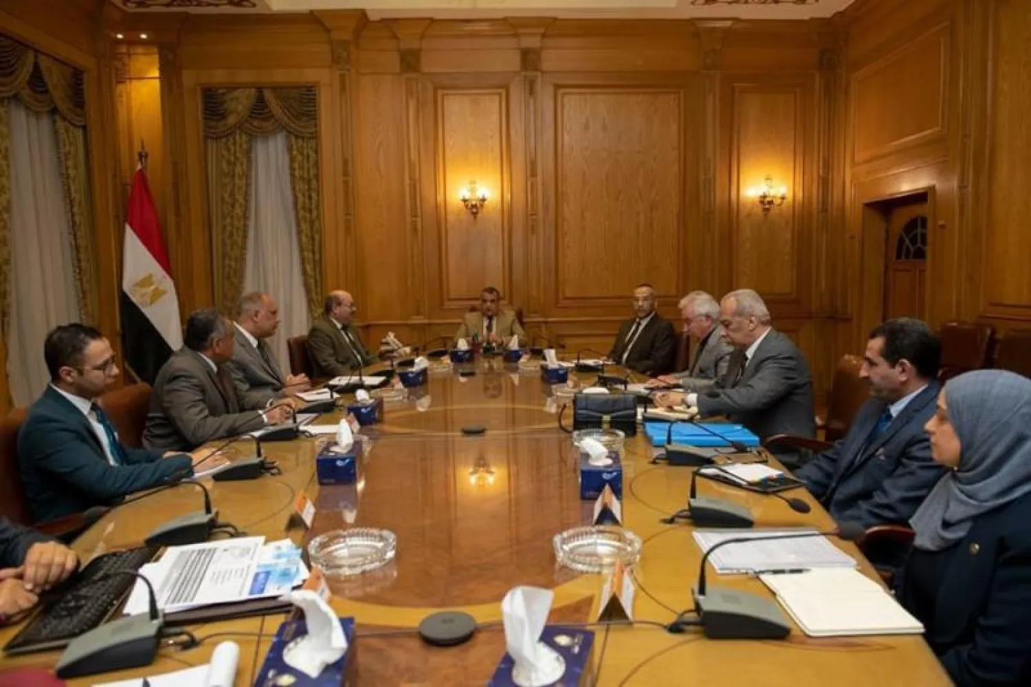 وزير الدولة للإنتاج الحربي المصري في اجتماع لبحث تصنيع «جهاز لتوليد المياه من الهواء» (صفحة رئاسة الوزراء على «فيسبوك»)