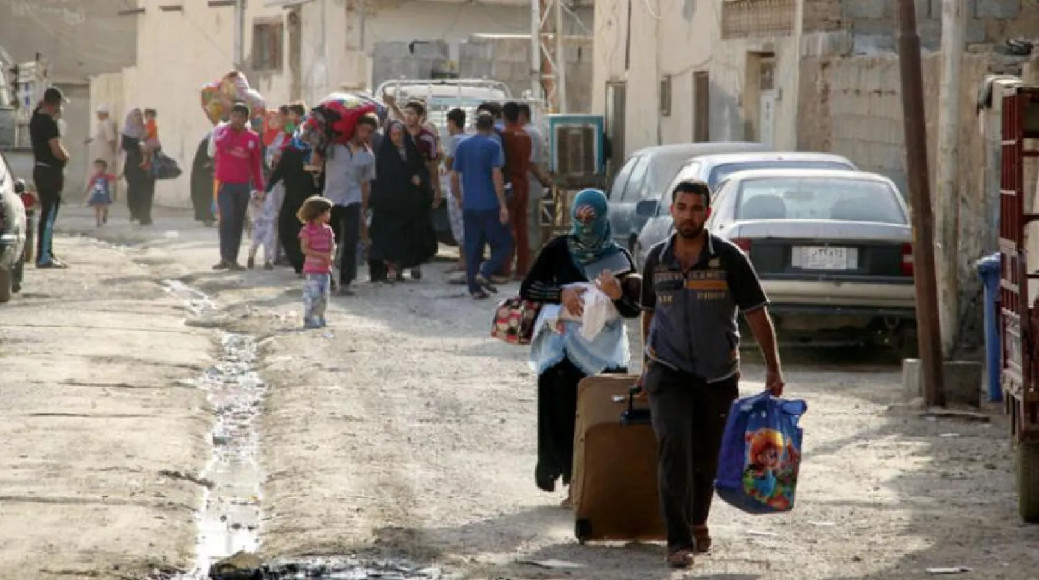 مئی 2015 میں "داعش" کے قبضے کے بعد گورنریٹ الانبار کے شہر رمادی سے فرار ہوتے لوگوں کی محفوظ شدہ تصویر (رائٹر)
